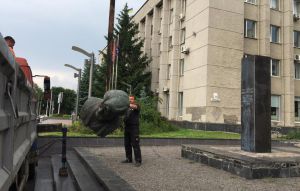 Погруддя демонтували на вимогу активістів